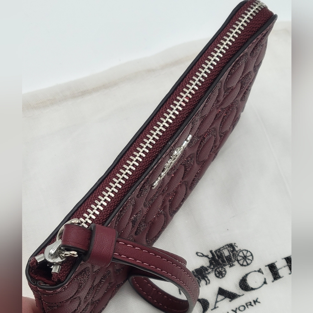 💥NWT💥 Coach Glitter Leather Wristlet, Wine - Picture 5 of 9